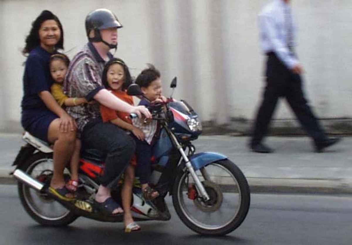 Скольки лет можно кататься на мотоцикле. Мотоцикл для детей. Мопед с пассажиром. Перевозка детей на мопеде. Мопед для детей.
